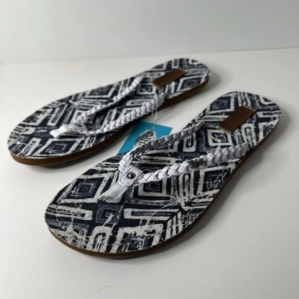 MAJ LOVE Women's Thong Sandals Size 9 Blue/ White Slip On Flats Thong Toes NWT‎